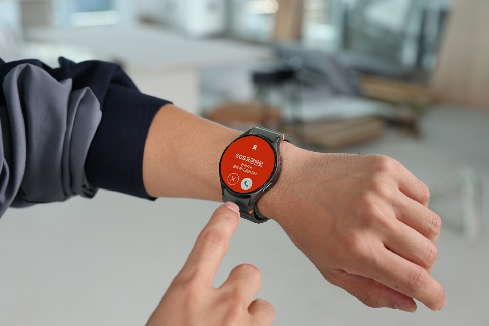 ⓒAP신문(AP뉴스)/이미지 제공 = 삼성전자 ▲삼성전자 모델이 '스마트싱스 프로 안전 관리 솔루션(SmartThings Pro for Safety)'이 적용된 '갤럭시 워치' 알림을 확인하고 있다.