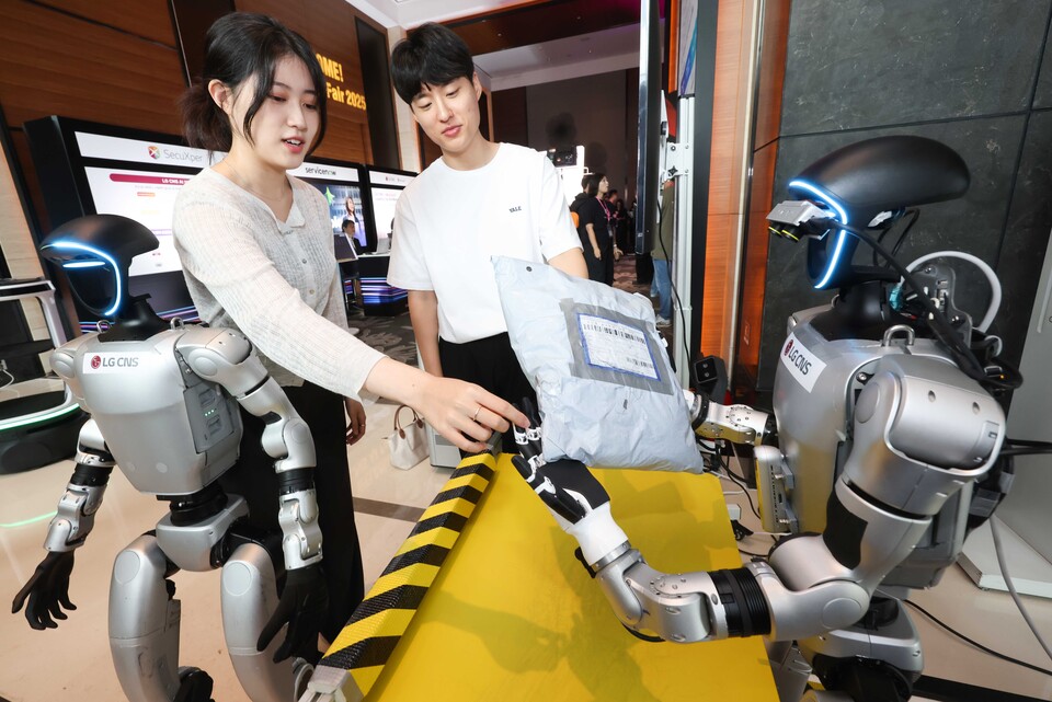 ⓒAP신문(AP뉴스)/ 이미지 제공 = LG CNS ▲LG CNS가 물류센터 현장 데이터 기반으로 학습시킨 오픈소스 로봇 파운데이션 모델을 탑재한 휴머노이드 로봇이 택배 물품 운송장을 인식해 분류하고 있는 모습. 30일 여의도 콘래드호텔에서 열린 LG CNS 고객초청 행사 'AX페어 2025' 전시부스 현장.