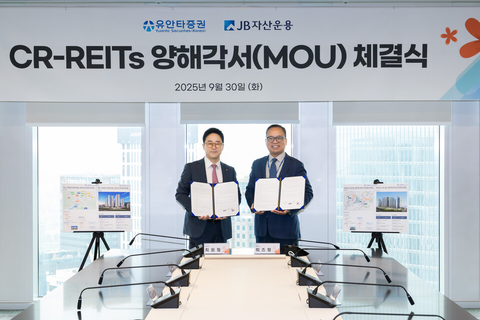 ©AP신문(AP뉴스)/이미지 제공 = 유안타증권 ▲유안타증권 뤄즈펑 대표이사(오른쪽)와 JB자산운용 최원철 대표이사가 30일 여의도 유안타증권 앵커원빌딩 본사에서 'CR리츠 미분양 주택 매입 활성화'를 위한 MOU 체결 기념촬영을 하고 있다.