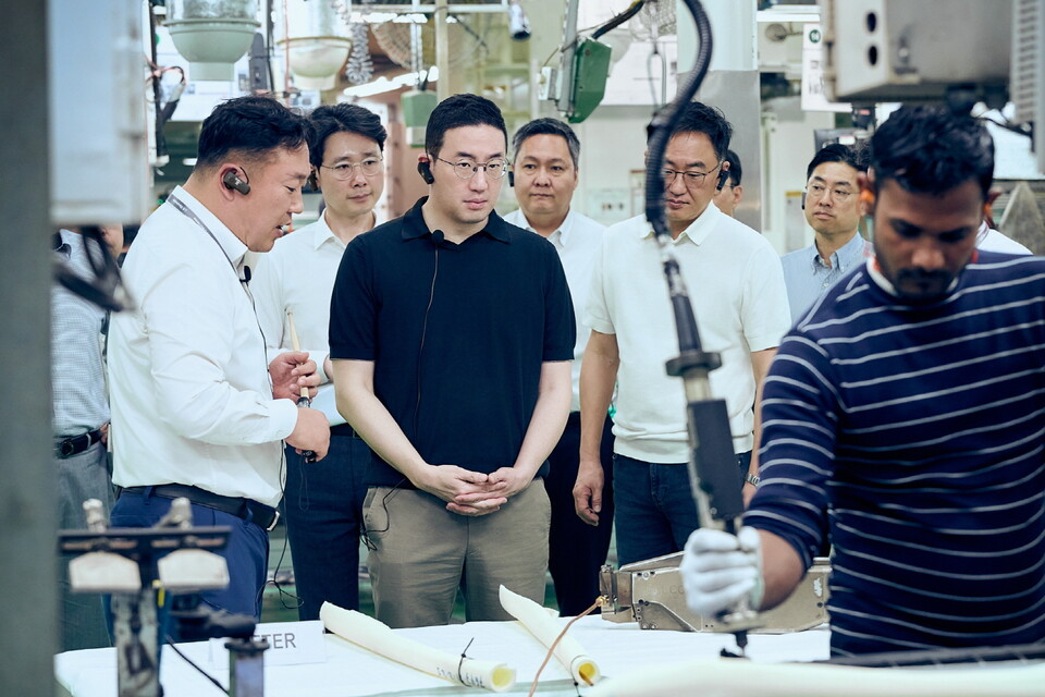 ©AP신문(AP뉴스)/이미지 제공 = ㈜LG ▲구광모 LG그룹 회장이 지난 3월 인도 뉴델리에 위치한 LG전자 노이다 생산공장을 찾아 에어컨 생산과정을 살펴보고 있다.