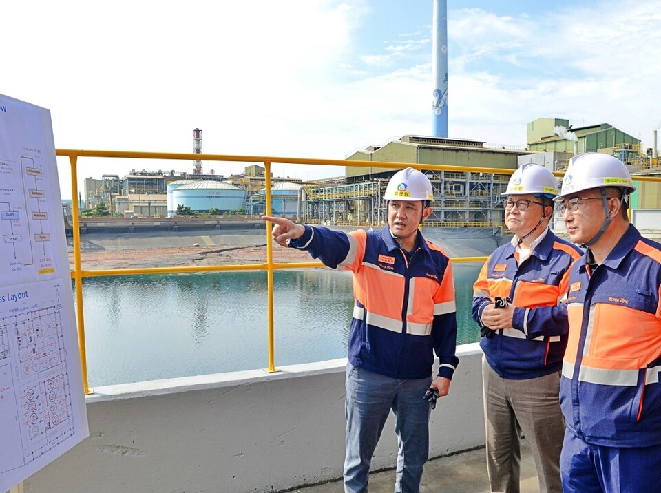 ©AP신문(AP뉴스)/이미지 제공 = 고려아연 ▲최윤범 고려아연 회장(왼쪽)이 9월 28~29일 이틀간의 일정으로 울산 온산제련소를 방문해 게르마늄 공장 신설 준비 현장을 점검하고 있다.