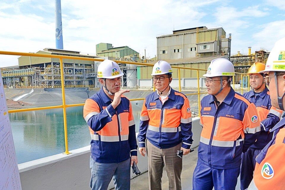 ©AP신문(AP뉴스)/이미지 제공 = 고려아연 ▲최윤범 고려아연 회장(왼쪽)이 9월 28~29일 이틀간의 일정으로 울산 온산제련소를 방문해 게르마늄 공장 신설 준비 현장을 점검하고 있다.
