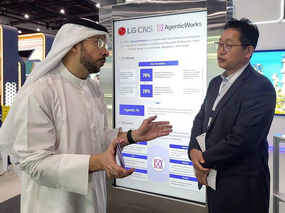 ⓒAP신문(AP뉴스)/ 이미지 제공 = LG CNS ▲LG CNS 직원이 IDCE 2025에 마련한 부스에서 고객과 에이전틱 AI 플랫폼 및 제조AX 기술 도입에 대해 논의하고 있다.