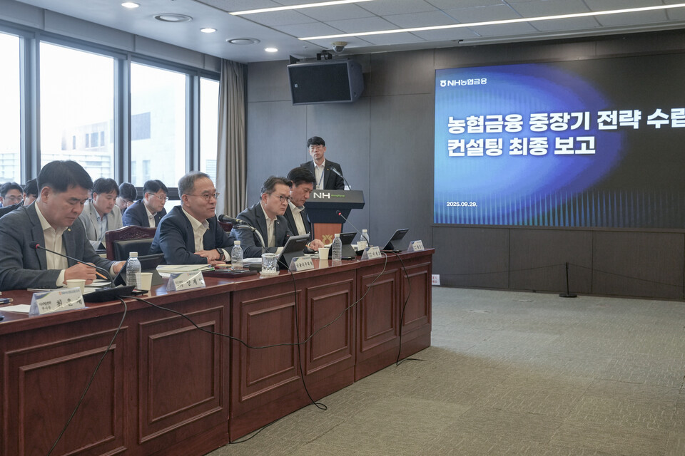 ©AP신문(AP뉴스)/이미지 제공 = NH농협금융지주 ▲지난 9월 29일 열린 ‘농협금융 중장기 전략 수립’ 컨설팅 최종 보고회에서 이찬우 NH농협금융지주 회장이 생산적금융의 중요성을 강조하고 있다.