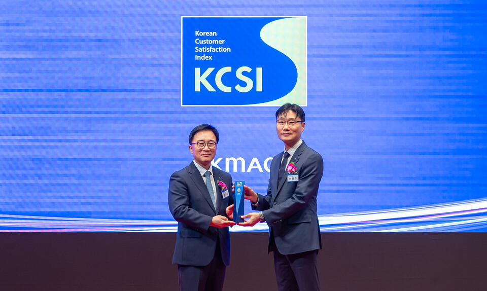 ©AP신문(AP뉴스)/이미지 제공 = 코웨이 ▲이용준 코웨이 고객품질본부장(오른쪽)과 한수희 한국능률협회컨설팅 대표이사(왼쪽)가 지난 9월 30일 서울 중구 신라호텔에서 진행된 2025 한국산업의 고객만족도(KCSI) 시상식에서 기념촬영을 하고 있다.
