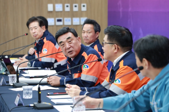 ©AP신문(AP뉴스)/이미지 제공 = 울산시 ▲울산시는 30일 고려아연 별관 회의실에서 ‘10월 월간업무계획 보고회’를 개최했다. 김두겸 울산시장(오른쪽 세 번째)이 기업 현안을 청취하고 있다