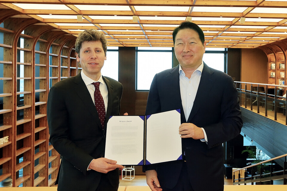 ©AP신문(AP뉴스)/이미지 제공 = SK그룹 ▲최태원 회장과 샘 올트먼 OpenAI CEO가 1일 서울 종로구 SK서린빌딩에서 메모리 공급 의향서(Memory Supply LOI)와 서남권 AI DC 협력에 관한 양해각서(MOU) 체결 후 기념촬영을 하고 있다.