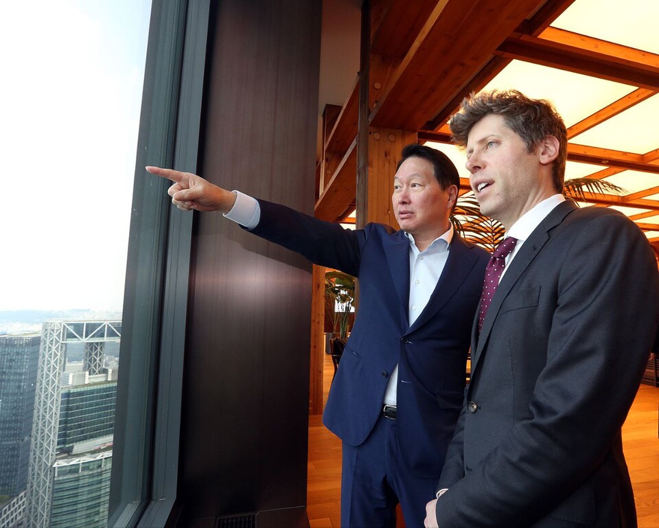 ©AP신문(AP뉴스)/이미지 제공 = SK그룹 ▲최태원 회장과 샘 올트먼 OpenAI CEO가 1일 서울 종로구 SK서린빌딩에서 창밖을 보며 환담을 하고 있다.