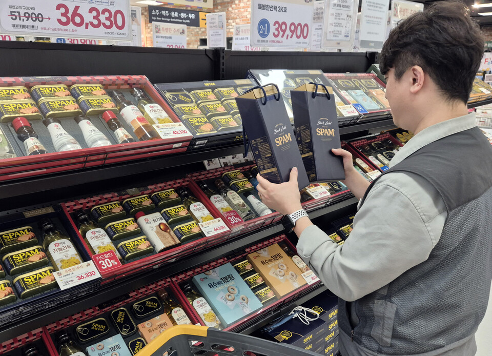 ©AP신문(AP뉴스)/이미지 제공 = 이마트 ▲핸드캐리형 스팸 타워 선물세트