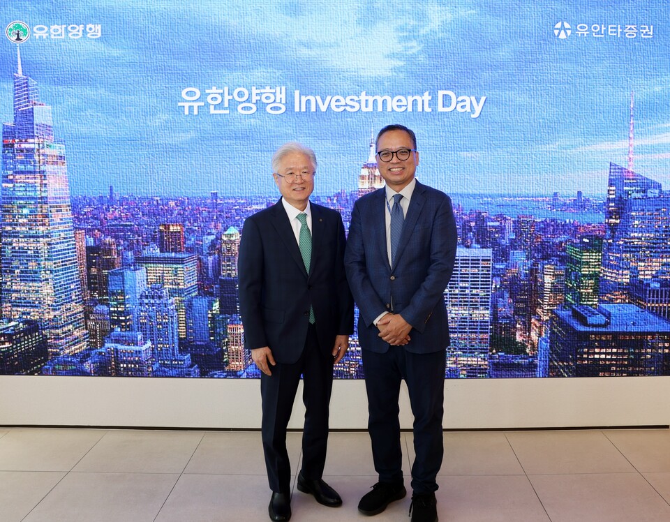 ©AP신문(AP뉴스)/이미지 제공 = 유한양행 ▲유한양행 조욱제 대표이사(왼쪽)가 지난 9월 30일 서울 여의도 앵커원에서 열린 ‘2025 인베스트먼트 데이’에 참석해 유안타증권 뤄즈펑 대표이사와 기념촬영을 하고 있다.