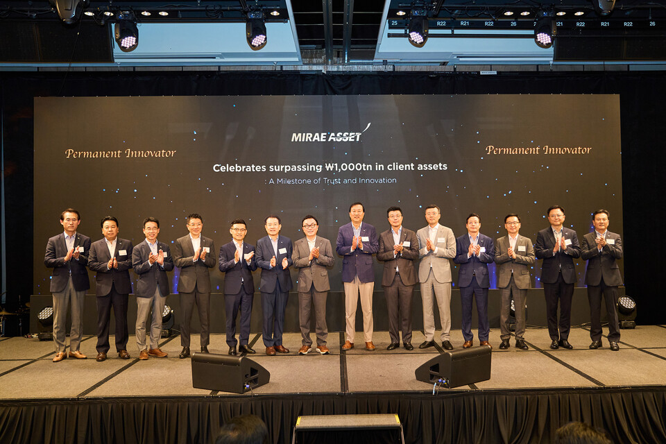 ©AP신문(AP뉴스)/이미지 제공 = 미래에셋증권 ▲미래에셋그룹 박현주 회장(왼쪽에서 7번째), 김미섭 부회장(왼쪽에서 5번째), 허선호 부회장(오른쪽에서 4번째) 등이 1일 서울 포시즌스호텔에서 열린 고객자산 1000조원 돌파 행사에 참석해 기념촬영을 하고 있다.