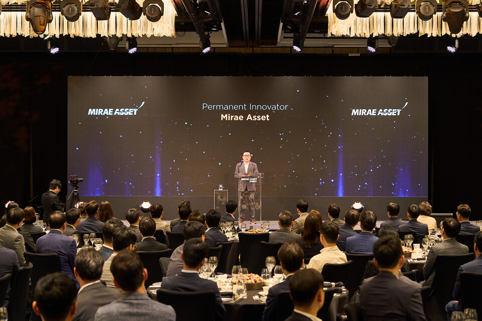 ©AP신문(AP뉴스)/이미지 제공 = 미래에셋증권 ▲미래에셋그룹 박현주 회장이 1일 서울 포시즌스호텔에서 열린 고객자산 1000조원 돌파 행사에 참석해 기념연설을 하고 있다.