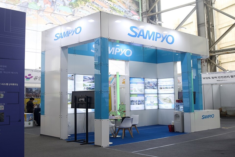 ©AP신문(AP뉴스)/이미지 제공 = 삼표그룹 ▲삼표그룹은 지난 24일부터 27일까지 강원도 삼척시 정라지구 도시재생 사업지 일원에서 열린 ‘2025 대한민국 도시·지역혁신 산업박람회’에서 홍보 부스 운영을 통해 성수·삼척 개발 프로젝트를 소개했다.