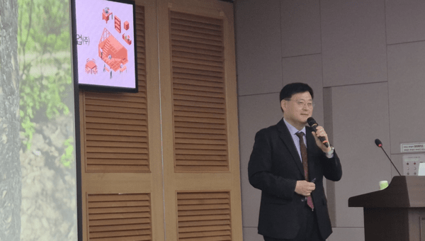 ⓒAP신문(AP뉴스) /산림청과 김형동 국회의원실에서 주관한 신산림국부론 포럼에서 발표 중인 코아스 민경중 대표