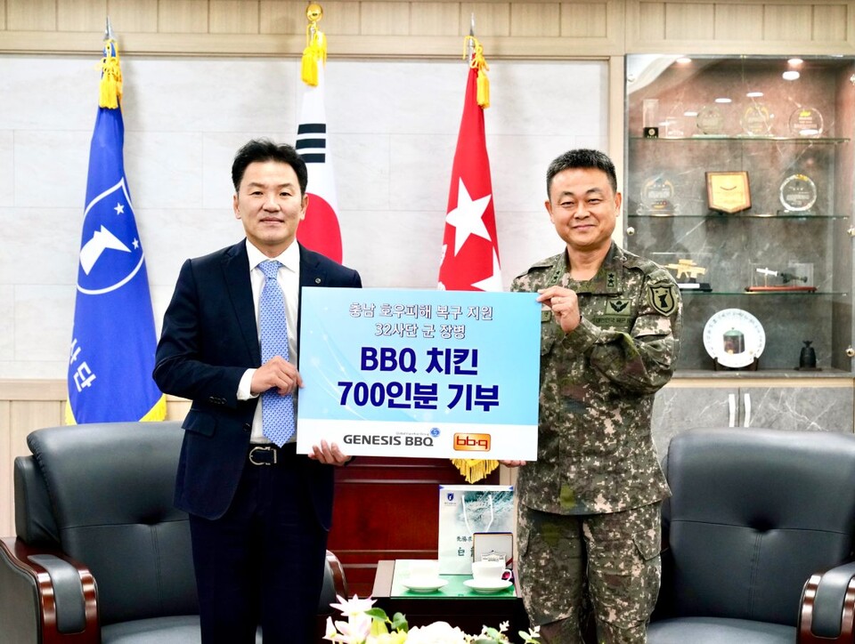 ©AP신문(AP뉴스)/ 이미지 제공 = 제너시스비비큐그룹 ▲ BBQ가 국군의 날을 맞아 헌신적으로 대민지원으로 임무를 수행한 육군 제32보병사단에 방문해 황금올리브 닭다리와 사이드 메뉴, 레몬보이로 구성된 치킨박스 700인분을 전달했다.