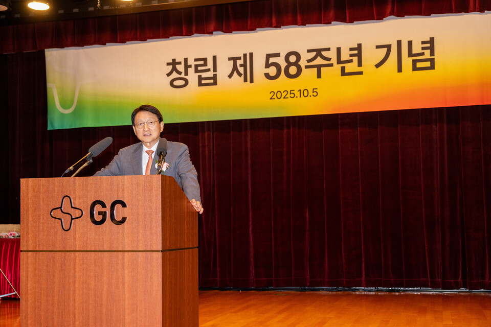 ©AP신문(AP뉴스)/이미지 제공 = GC ▲허일섭 GC(녹십자홀딩스) 회장이 2일 경기도 용인 목암타운에서 열린 창립 58주년 기념식에서 창립기념사를 하고 있다.