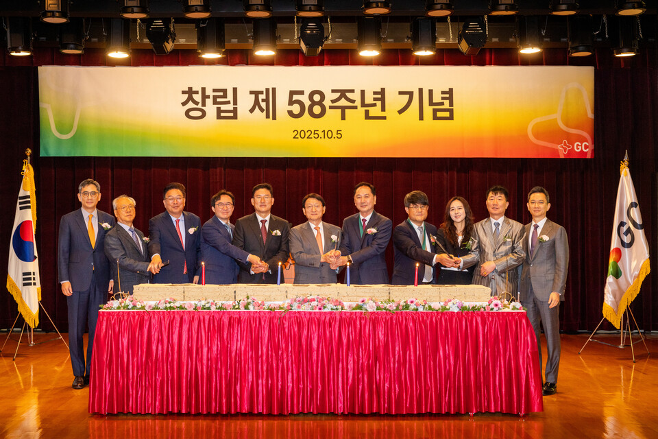 ©AP신문(AP뉴스)/이미지 제공 = GC ▲허일섭 GC(녹십자홀딩스) 회장(왼쪽에서 여섯 번째)과 임직원들이 창립 58주년 기념식을 갖고 축하 떡을 자르고 있다