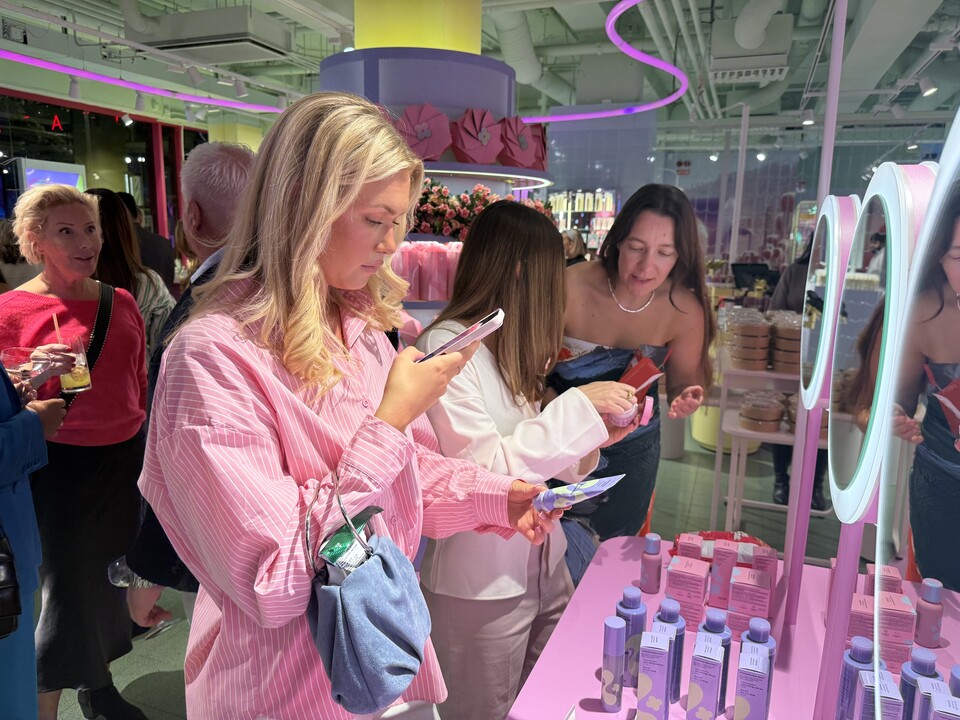 ©AP신문(AP뉴스)/이미지 제공 = 아모레퍼시픽 ▲마몽드는 유럽 공식 론칭에 앞서 지난 9월 24일 리코의 스톡홀름 플래그십 스토어에서 현지 인플루언서 및 뷰티 관계자를 초청한 홍보 이벤트를 개최했다.