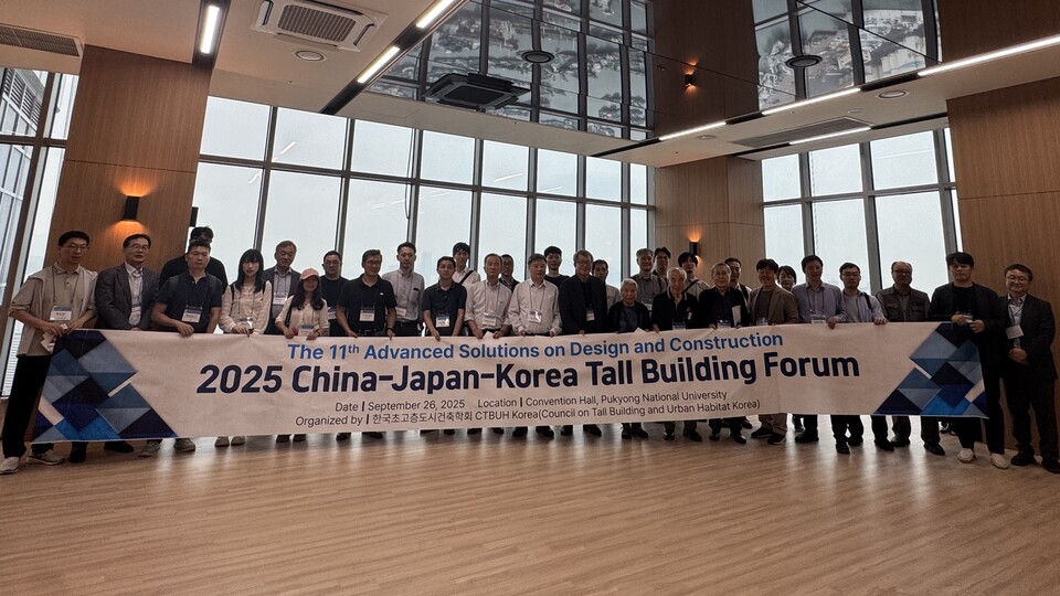 ©AP신문(AP뉴스)/이미지 제공 = 롯데건설 ▲한∙중∙일 초고층 전문가들이 ‘롯데캐슬 드메르’를 견학한 후 기념촬영을 하고 있다.