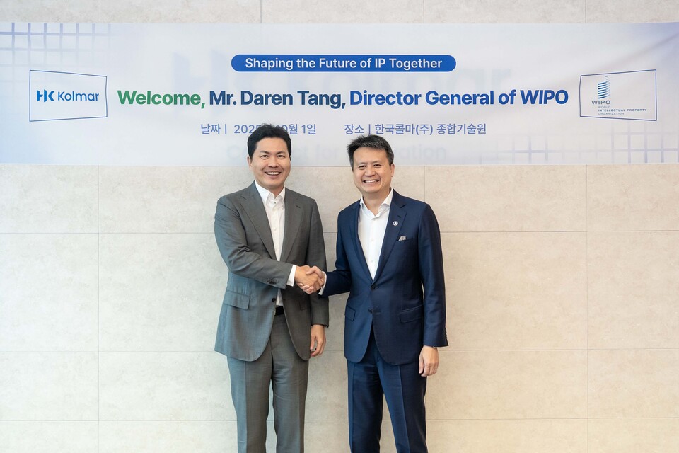 ©AP신문(AP뉴스)/이미지 제공 = 콜마홀딩스 ▲다렌 탕 WIPO 사무총장(오른쪽)이 지난 1일 한국콜마 종합기술원을 방문해 윤상현 콜마그룹 부회장(왼쪽)과 간담회 후 기념촬영을 하고 있다.