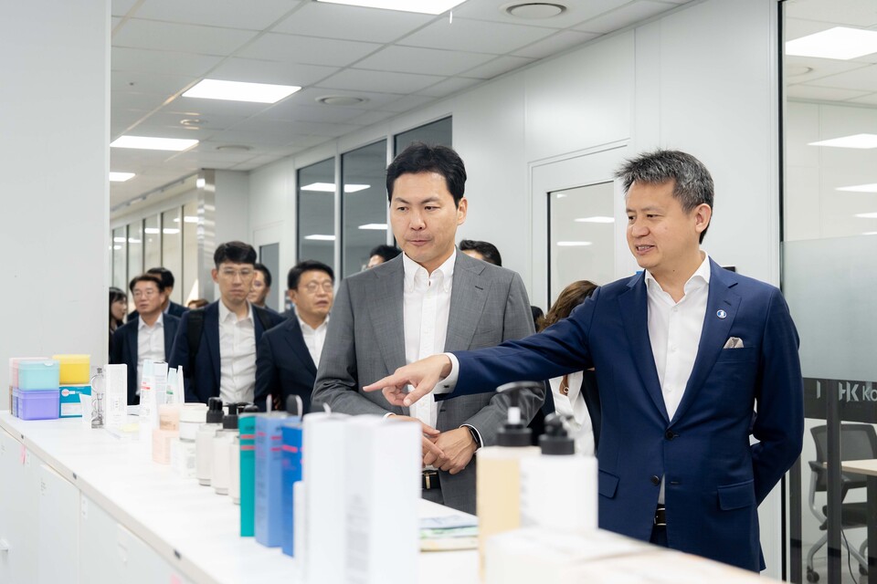 ©AP신문(AP뉴스)/이미지 제공 = 콜마홀딩스 ▲다렌 탕 WIPO 사무총장(앞줄 오른쪽)이 지난 1일 한국콜마 종합기술원을 방문해 윤상현 콜마그룹 부회장(앞줄 왼쪽)과 함께 연구소를 둘러보고 있다.