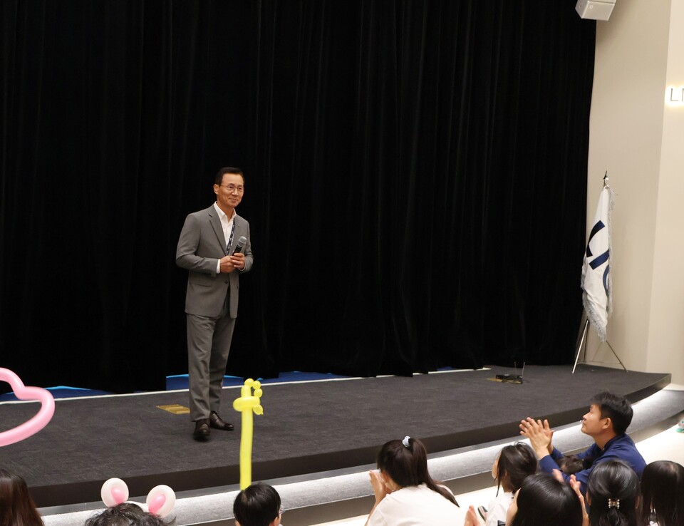 ©AP신문(AP뉴스)/이미지 제공 = LIG넥스원 ▲신익현 LIG넥스원 대표이가 지난 9월 24일 2판교하우스에서 열린 '2025 패밀리데이' 행사에 참석해 인사말을 하고 있다.