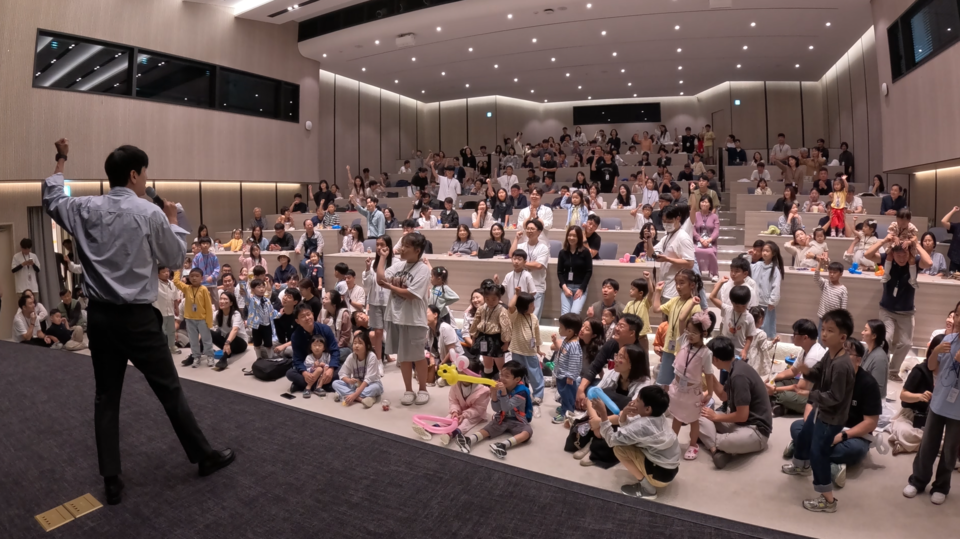 ©AP신문(AP뉴스)/이미지 제공 = LIG넥스원 ▲지난 9월 24일 LIG넥스원 2판교하우스에서 열린 '2025 LIG넥스원 패밀리데이' 행사에서 임직원 가족들이 다양한 행사에 참여하고 있다.