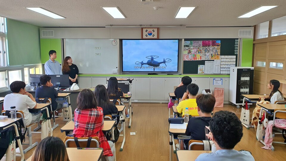©AP신문(AP뉴스)/이미지 제공 = 고려아연 ▲울산 덕신초 주니어 공학교실 특별수업에서 고려아연 직원들이 일일교사로 참여해 학생들에게 과학 원리를 가르치고 있다.
