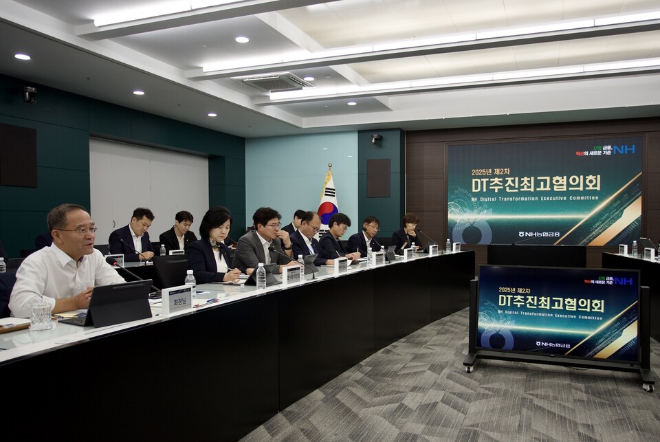 ©AP신문(AP뉴스)/이미지 제공 = NH농협금융지주 ▲농협금융은 지난 1일 서울 중구 소재 본사에서 2025년 제2차 농협금융 DT추진최고협의회를 개최했다. 이찬우 회장(왼쪽에서 첫 번째)이 회의를 주재하고 있다.