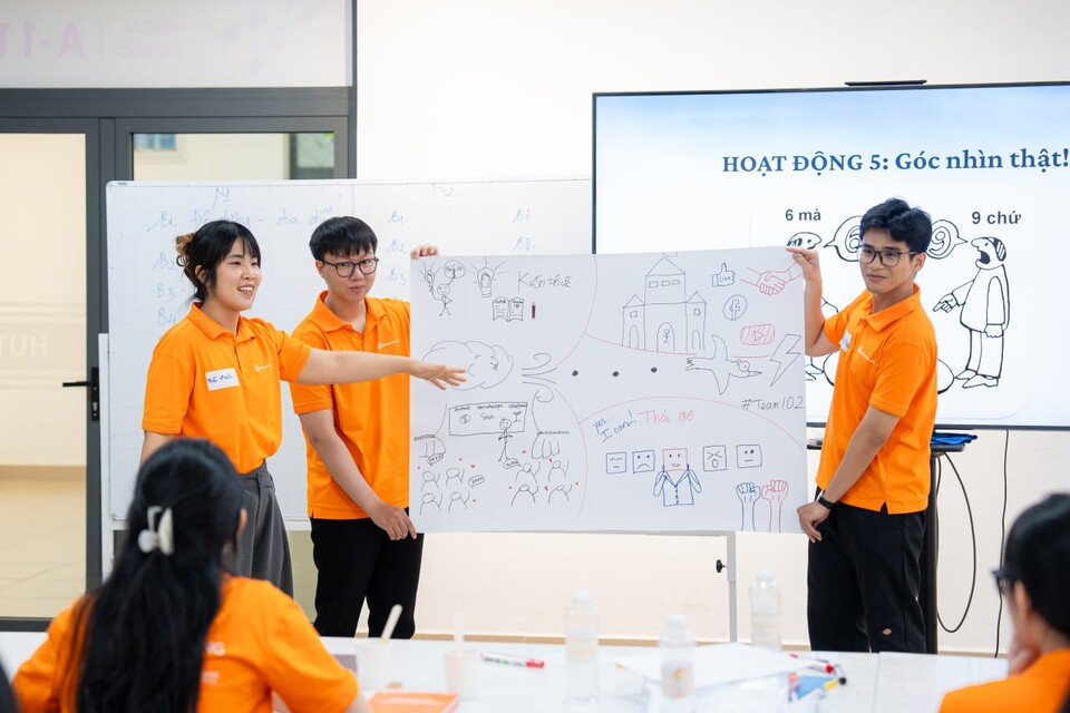 ©AP신문(AP뉴스)/이미지 제공 = 한화생명 ▲한화생명은 베트남 호찌민에서 청년 금융 인재를 선발하고, 이들과 함께 지역사회에 금융 지식을 전파하며 금융 취약계층 해소에 앞장서고 있다.