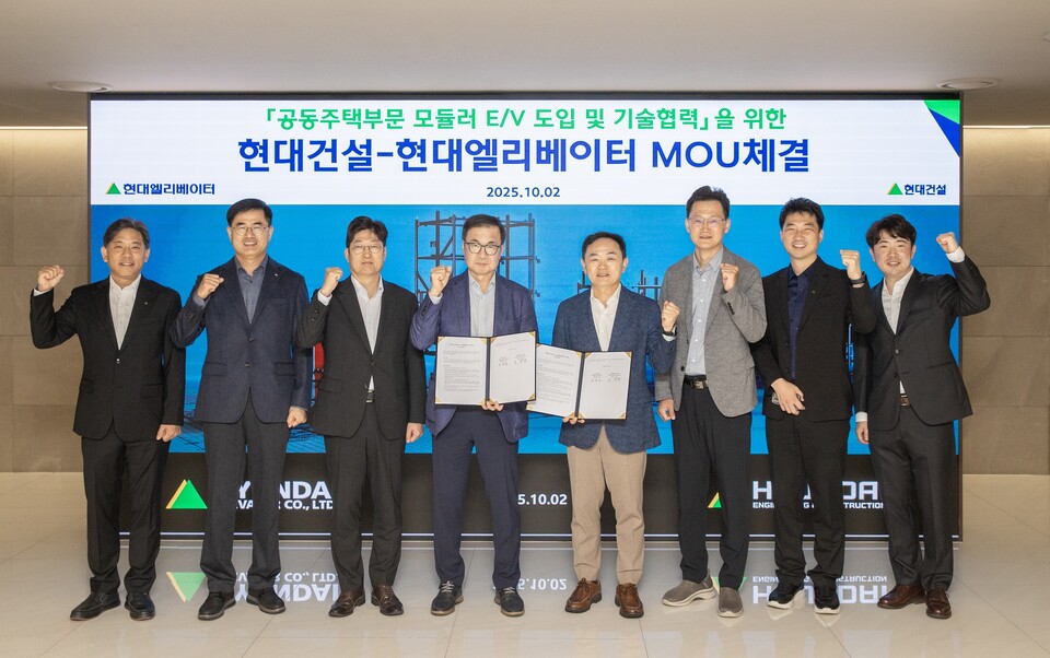 ©AP신문(AP뉴스)/이미지 제공 = 현대건설 ▲2일 서울 종로구 현대건설 본사에서 현대건설 윤정일 구매본부장(오른쪽에서 네 번째)과 현대엘리베이터 조재천 대표이사(왼쪽에서 네 번째)를 비롯한 관계자들이 모듈러 E/V 도입 및 기술협력 업무협약을 체결한 후, 기념사진을 촬영하고 있다.