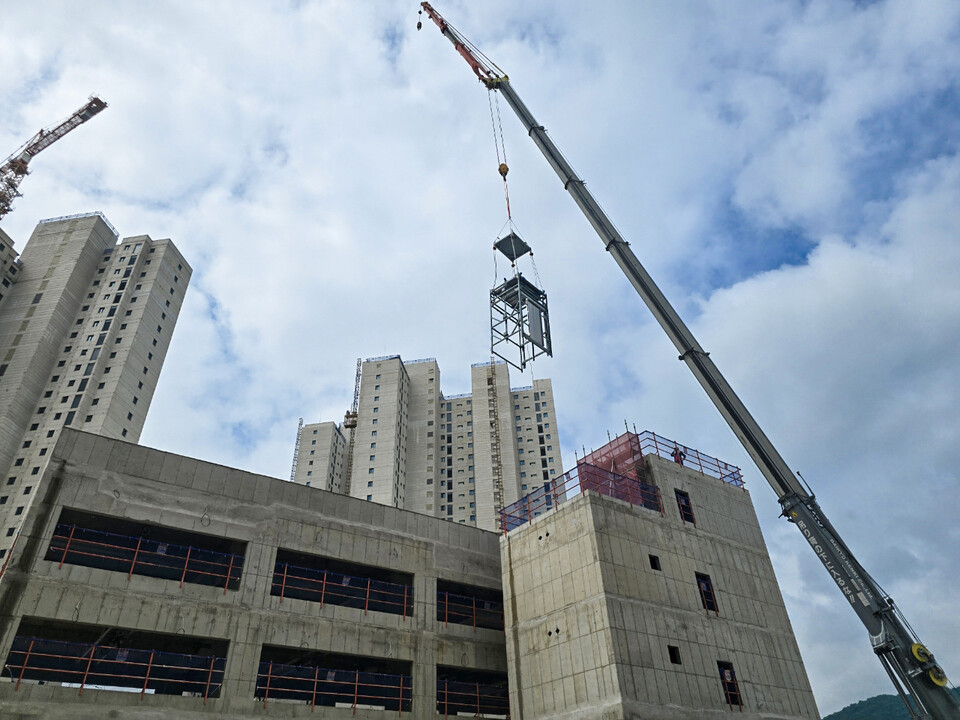 ©AP신문(AP뉴스)/이미지 제공 = 현대건설 ▲지난 8월 힐스테이트 이천역 현장에서 저층용 모듈러 승강기를 시범 설치하고 있다.