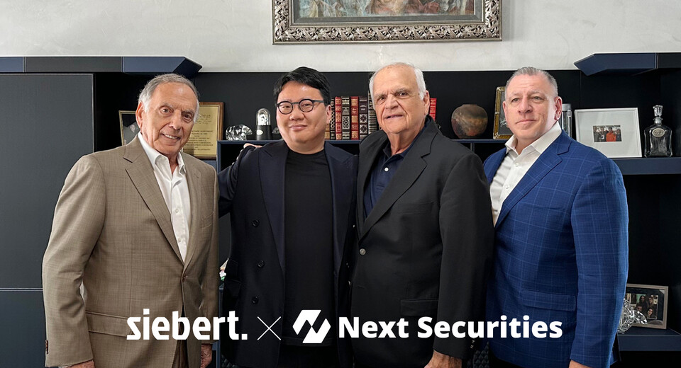 ©AP신문(AP뉴스)/이미지 제공 = 넥스트증권 ▲(왼쪽부터) 존 게비아 시버트 대표, 김승연 넥스트증권 대표, 찰스 자바타 시버트 이사회 위원, 랄프 다이우토 주니어 시버트 최고법률책임자가 전략적 협약 체결 기념촬영을 하고 있다.