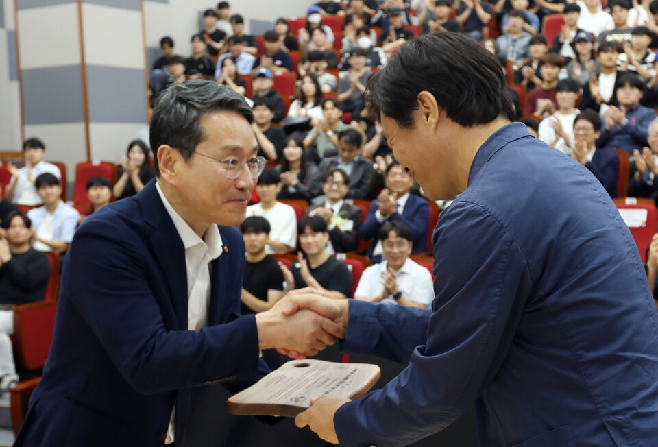 ©AP신문(AP뉴스)/이미지 제공 = LG전자 ▲LG전자 조주완 CEO가 2일 부산대학교 기계관에서 재학생 300명에게 CEO 특강을 진행했다. 사진은 조주완 CEO가 부산대와의 산학협력 30주년 기념 감사패를 받고 있는 모습.