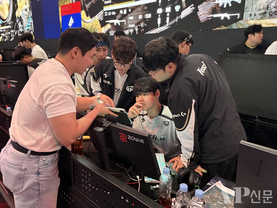 ©AP신문(AP뉴스) 박수연 기자 = ▲'레클로' 강민준 감독이 지난 9월 28일 한국지역 대회 'PWS(PUBG WEEKLY SERIES, 펍지 위클리 시리즈) 2025' 파이널 최종일 경기에서 선수들과 작전에 대해 조율하고 있다.