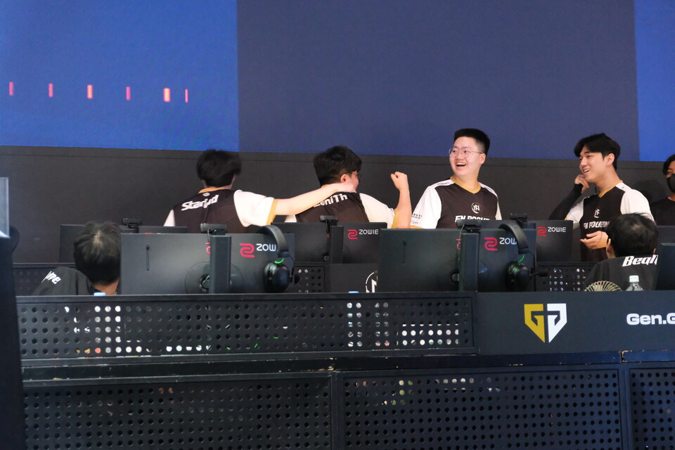 ©AP신문(AP뉴스)/이미지 제공 = 크래프톤 ▲'치즈' 황지수 코치를 비롯한 FN 포천 선수단이 지난 9월 28일 PWS 페이즈 2 그랜드 파이널 매치 12를 통해 PGS 9·10, PGC 진출을 확정한 후 환호하고 있다.