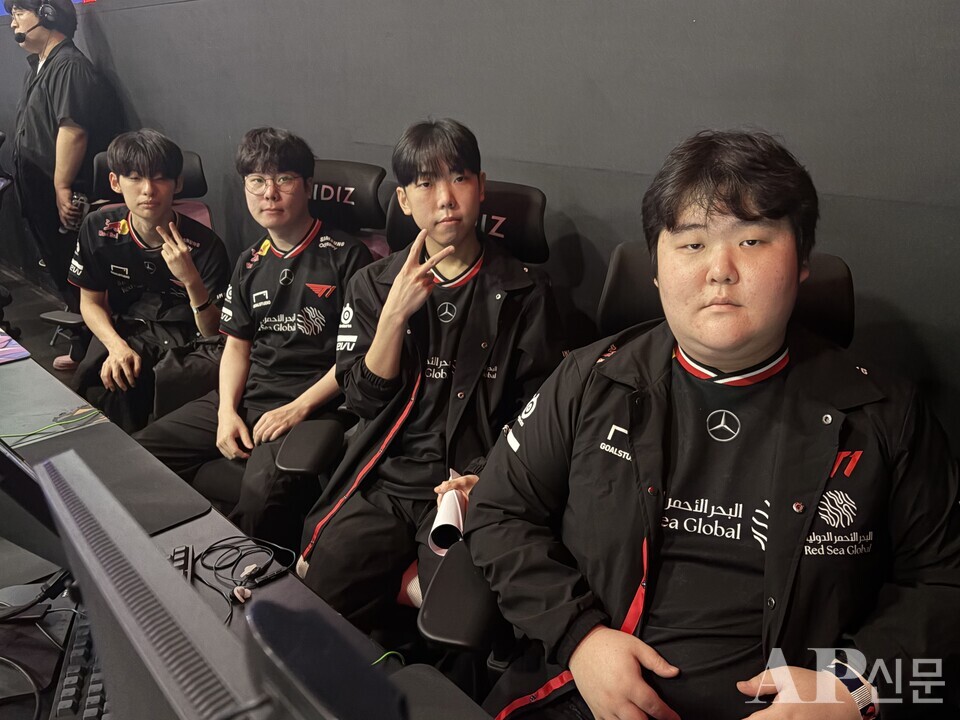 ©AP신문(AP뉴스) 박수연 기자 = ▲T1 선수단. (왼쪽부터) '헤더' 차지훈, '이엔드' 노태영, '레이닝' 김종명, '타입' 이진우 선수.
