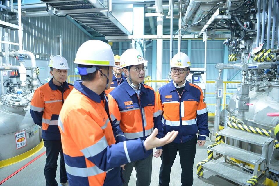 ©AP신문(AP뉴스)/ 이미지 제공 = 고려아연 ▲최윤범 고려아연 회장이 지난 1월 31일 울산 온산제련소를 방문해 공장 내부를 둘러보고 있다.