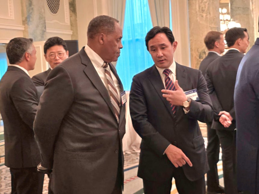 ©AP신문(AP뉴스)/이미지 제공 = 고려아연 ▲최윤범 고려아연 회장(오른쪽)과 마이클 윌리엄슨 록히드마틴 인터내셔널 사장이 현지 시각으로 25일 열린 '한미 비즈니스 라운드테이블: 제조업 르네상스 파트너십' 티타임에서 대화를 나누고 있다.