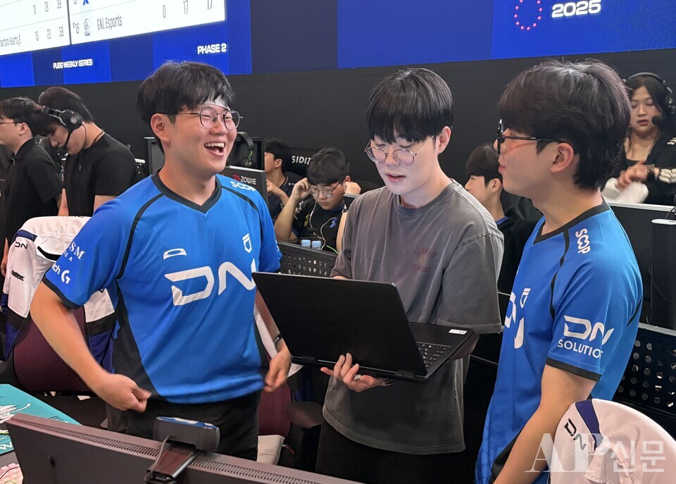 ©AP신문(AP뉴스) 박수연 기자 = ▲(왼쪽부터) DN 프릭스 '살루트' 우제현 선수, '플리케' 김성민 감독, '디엘' 김진현 선수가 경기에 앞서 전략에 대해 이야기를 나누고 있다. 