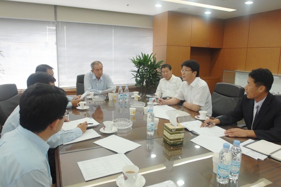 ©AP신문(AP뉴스)/이미지 제공 = 고려아연 ▲최창걸 고려아연 명예회장이 회의를 주재하고 있다.