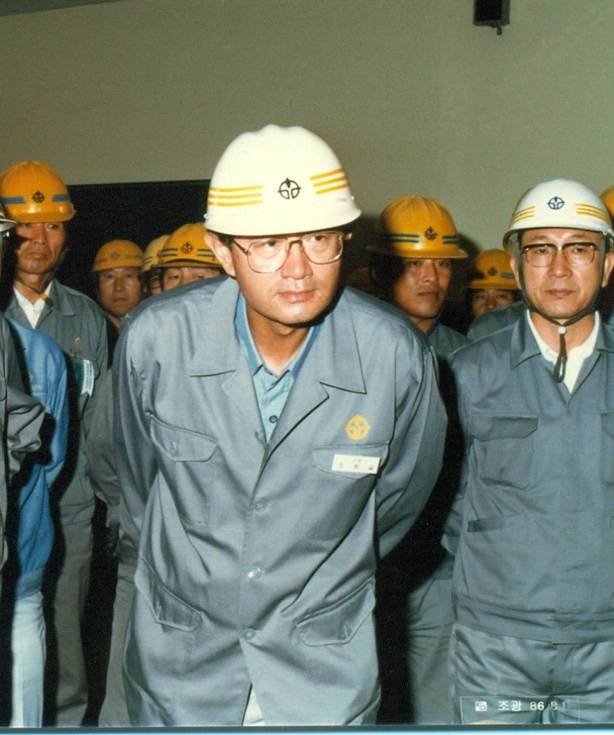 ©AP신문(AP뉴스)/이미지 제공 = 고려아연 ▲최창걸 고려아연 명예회장이 제련소 현장을 둘러보는 모습