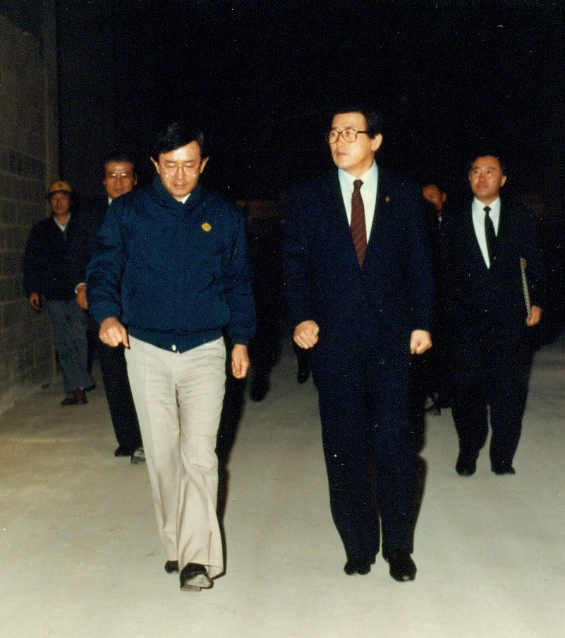 ©AP신문(AP뉴스)/이미지 제공 = 고려아연 ▲최창걸 고려아연 명예회장(왼쪽)