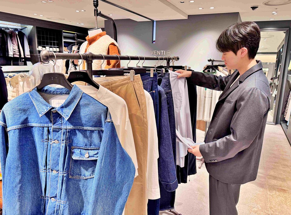 ©AP신문(AP뉴스)/이미지 제공 = 롯데백화점 ▲서울시 중구 소공동에 위치한 롯데백화점 본점 6층 남성패션관 내 매장에서 상품을 구경하는 고객의 모습.