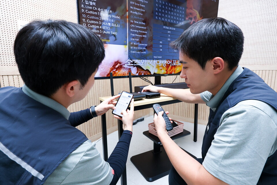 ©AP신문(AP뉴스)/이미지 제공 = LG유플러스 ▲현장에서 AI 업무 비서로 문제를 해결하는 LG유플러스 직원의 모습.
