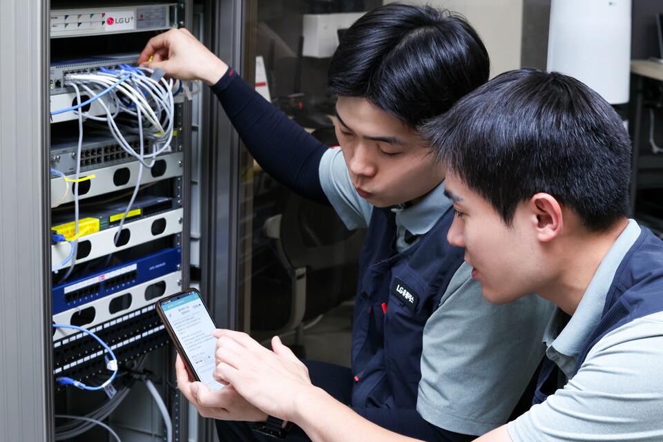 ©AP신문(AP뉴스)/이미지 제공 = LG유플러스 ▲현장에서 AI 업무 비서로 문제를 해결하는 LG유플러스 직원의 모습.