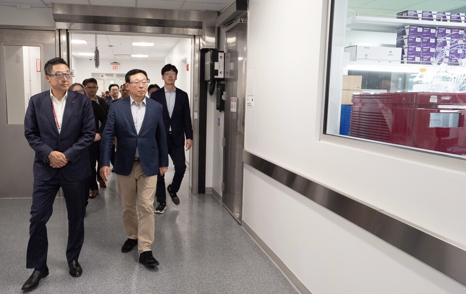 ©AP신문(AP뉴스)/이미지 제공 = 롯데지주 ▲신동빈 롯데그룹 회장(왼쪽 두번째)이 5일 미국 뉴욕주에 위치한 롯데바이오로직스 시러큐스 바이오 캠퍼스를 찾아 지난 3월 준공 후 본격 가동에 들어간 ADC 생산시설을 시찰하고 있다.