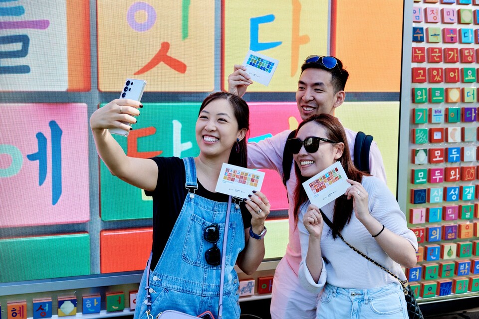 ©AP신문(AP뉴스)/이미지 제공 = 삼성전자 ▲한글 트럭에 나만의 메세지를 작성한 참가자들이 인증샷을 찍고 있다.