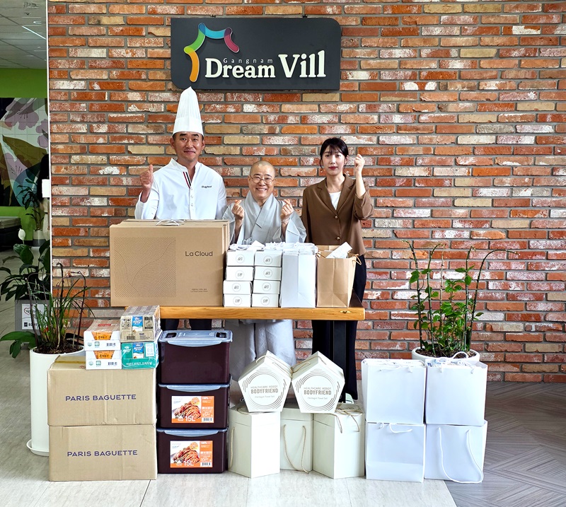 ©AP신문(AP뉴스)/이미지 제공 = 바디프랜드 ▲강남드림빌 원장과 바디프랜드 직원복지팀 관계자들이 기념 촬영을 하고 있다.