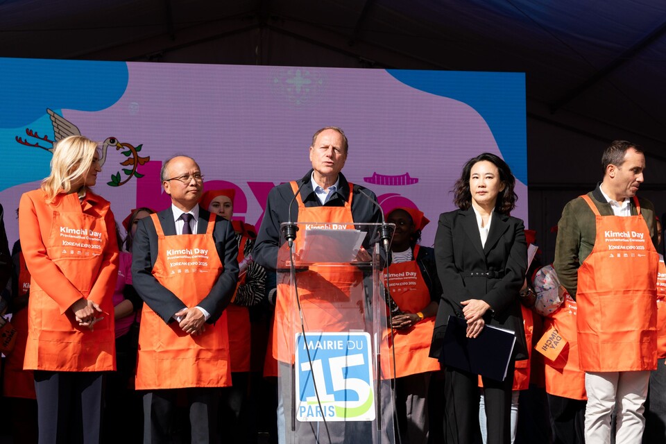 ©AP신문(AP뉴스)/이미지 제공 = 대상 ▲지난 4일(현지시각) 프랑스 파리15시청 대광장에서 열린 '2025 KOREAN EXPO - 김치의 날 제정 선포식'에서 필립 구종(Philippe Goujon) 파리15시장(가운데)이 '김치의 날' 공식 제정을 선포하고 있다.